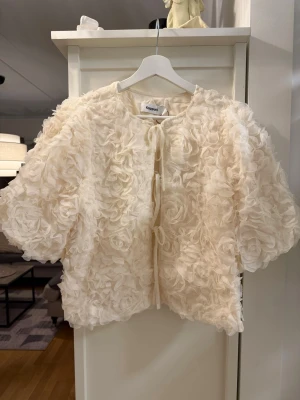 Blus  - Säljer denna superfina blusen med puffärmar och ”3d” blommor. Färg: Offwhite, Storlek: M, Märke: Kappahl! Köpt på Zalando för 599kr 🤍Ny med prislapp kvar, säljs pga dubbletter 