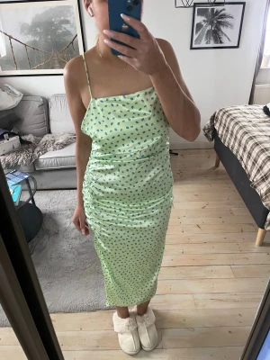 Sommarklänning - Jättefin klänning från Zara men öppen rygg, även med slits! Endast använd 1gång💕