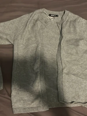 Ljusgrå kofta från Gina Tricot - Grå kofta 