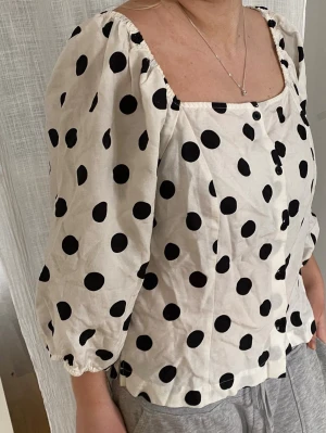 Prickig topp - Supersöt prickig blus 🤍