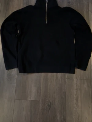 Svart halvzip stickad tröja - Svart stickad halvzip ifrån Jack n Jones. Storlek XS. Ordinarie pris 499,95kr