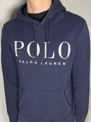 Polo Ralph Lauren hoodie - Säljer en riktigt snygg och trendig Polo Ralph Lauren hoodie i fint skick, storlek M, vid frågor är det bara att skriva //Gramenti