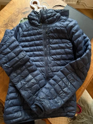 Haglöfs dunjacka - Mörkblå Haglöfs dunjacka i mycket bra skick, perfekt till våren.