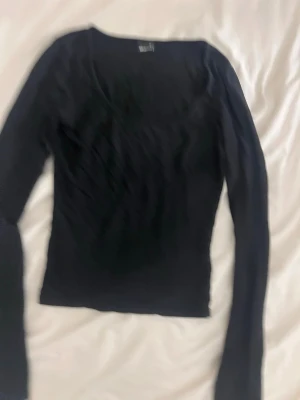 Svart långärmad topp från Gina Tricot - En svart långärmad topp från Gina Tricot med rund halsringning. Toppen har en tajt passform. Har fler och bättre bilder på toppen ifall intresserad, bara att skriva🤗!!Om du köper välj gärna att hämta vid upphämtningsställe då det blir enklare för mig att posta på det viset!!