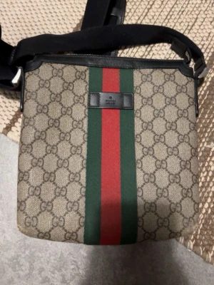 Gucci axelväska med GG-mönster - äkta Gucci väska beige finns ej att köpa i butik längre 