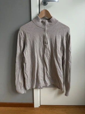Bläck Quarter zip - Bläck Quarter zip, beige. Är i jättebra skick bara att den ser skrynklig ut på bilderna för att den inte är använd. Storlek M. Öppen för bud ✅ Skickar inom 24h