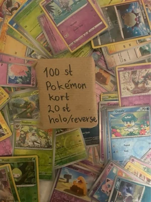 100 Pokémonkort, 20 holo/reverse - Säljer ett blandat paket med 100 Pokémonkort där 20 av dem är holo eller reverse holo. Korten har olika färger, motiv och Pokémon från olika generationer. Perfekt för samlare eller dig som vill utöka din samling med unika och färgglada kort. Inga energier.