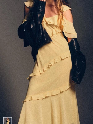 Ljusgul volangklänning med offshoulder - Perfekt för sommarens alla tillfällen och ger en romantisk vibe. Nypris 559kr