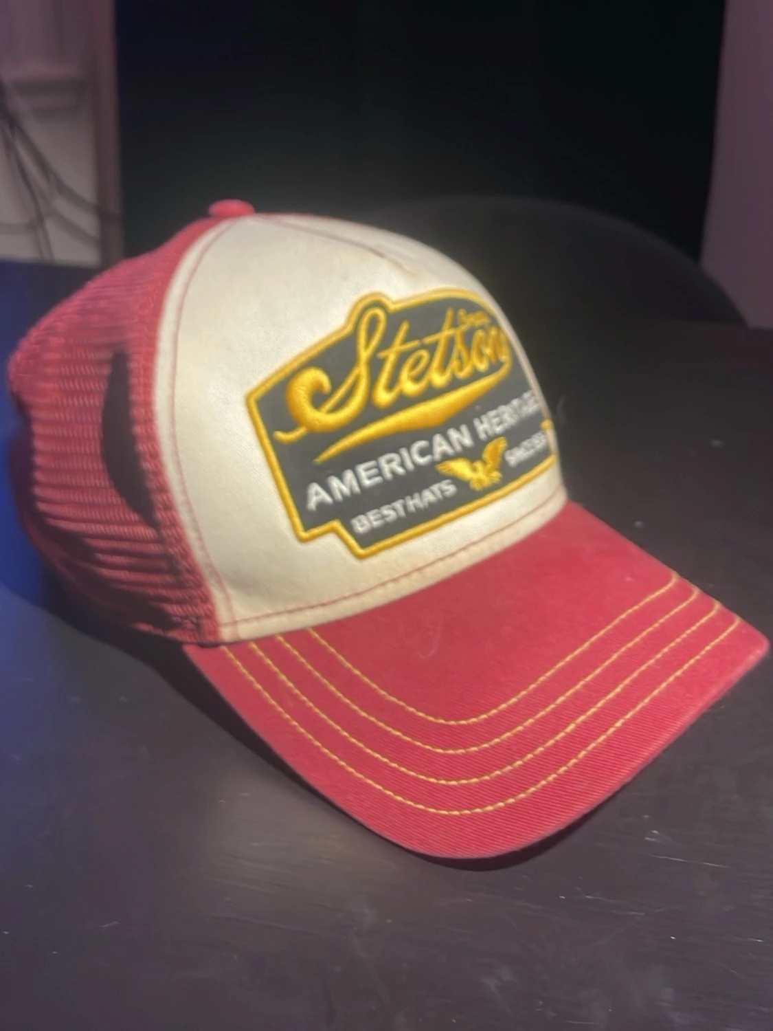 Röd och vit Stetson truckerkeps