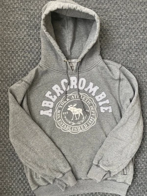 Abercrombie & Fitch vintage hoodie (Sällsynt) - Säljer nu denna sjukt snygga vintage Abercrombie & fitch hoodie😊 Säljs ej längre i butik och är därav mycket eftertraktad 🤝 Både varm och bekväm och passar till allt🙌 Storlek M och passar true to size. Skriv vid funderingar 📲
