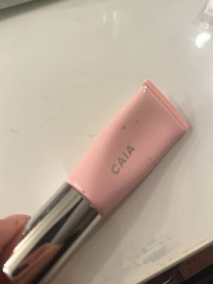 CAIA rosa flytande rouge - Säljer ett flytande rouge från CAIA i en snygg rosa tub med silverfärgat lock. Tuben är mjuk och lätt att använda för att dosera rätt mängd produkt. Perfekt för dig som vill ha en fräsch och naturlig look med en hint av rosa på kinderna.