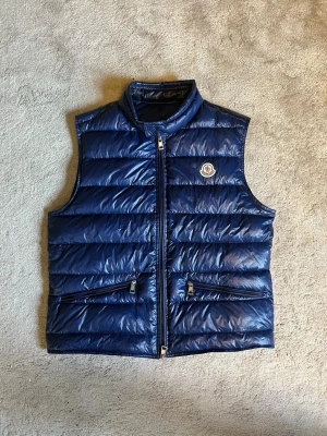 💫Moncler Gui väst💫 - Hej! Säljer nu denna sjukt snygga Moncler västen som är i modellen Gui som passar perfekt nu på hösten. Den är i jättefint skick, inga konstigheter alls. Storlek 2 vilket motsvarar S/M. Jättefin blå färg. Köpt på Haiendo för 3800kr och KVITTO finns. Hör av er vid frågor eller funderingar🤩🙌