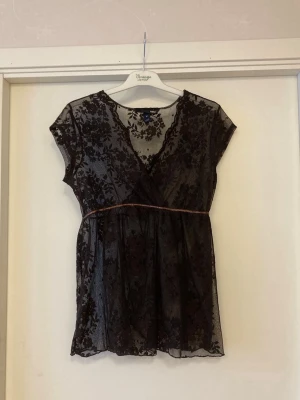 🍒Supersöt v-ringad spetsblus🍒 - 🍒CACAO CRUSH🍒Supersöt babydoll fairycore blus i spets. Haka på 2026 stora trend med spets! Finns en liten reva i tyget fram, men syns inte när man har den på.🍒