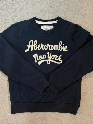 Abercrombie & Fitch mörkblå sweatshirt S - Mörkblå sweatshirt från Abercrombie & Fitch i storlek S. Stor broderad logga framtill. Mycket fint skick💕💕