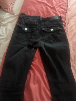 Low waist - Svarta Gina Tricot jeans med fickor - Super snygga jeans från Gina tricot som är köpta rätt nyligen. Säljer då de ej sitter bra på mig längre. De har ingen stretch så skulle säga att de passar perfekt för 36-38 om man vanligtvis tycker att 38 kanske sitter lite för stort.  De är även super low waist och bootcut!