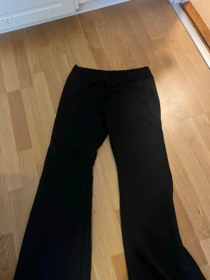 Svarta lågmidjade byxor me utsvängda  - Säljer dessa byxor lågmidjade i storlek M 🖤