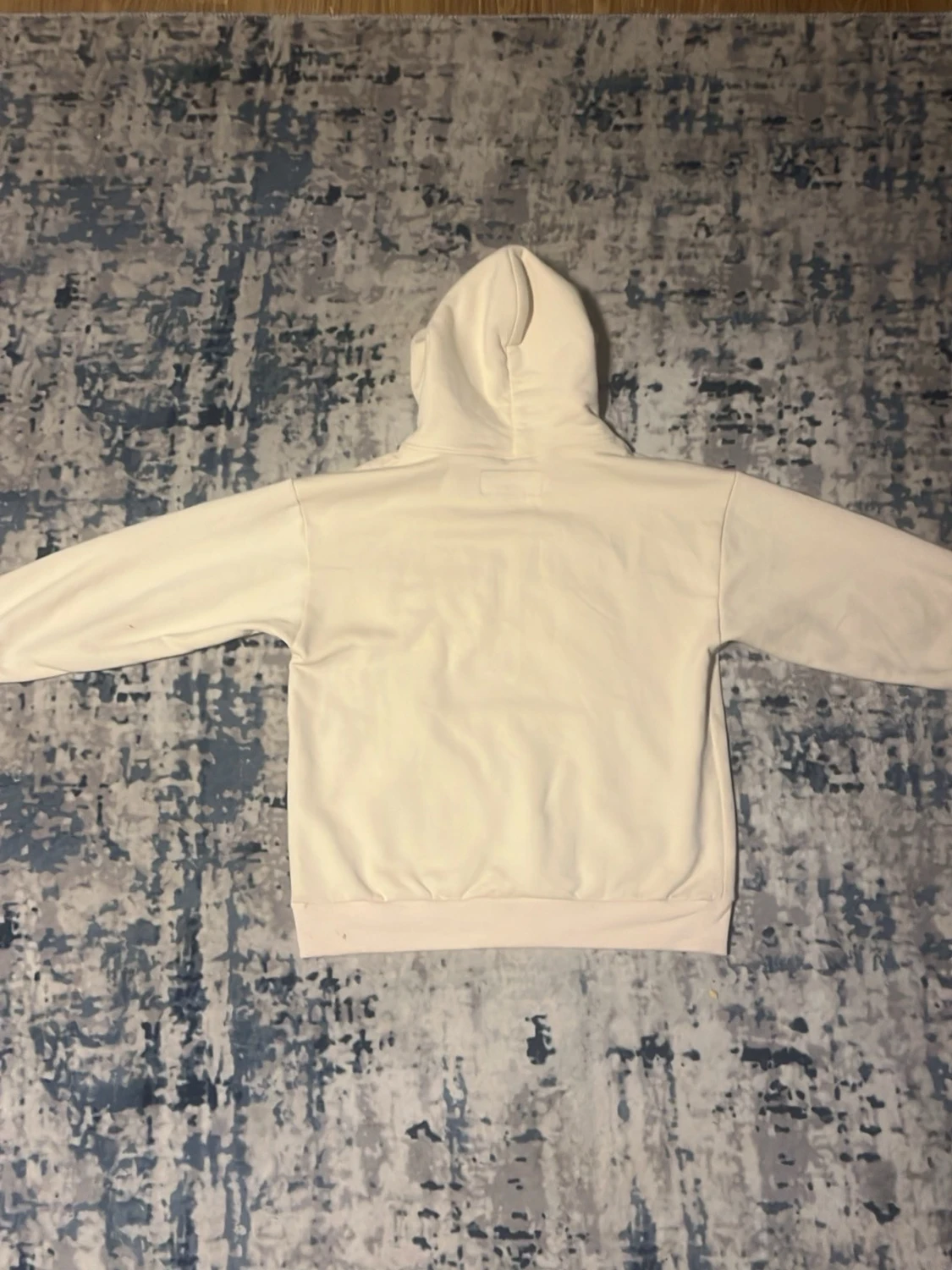 Beige hoodie med spindelnätsprint - 1