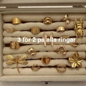 Alla som köper minst 2 ringar får en slumpmässigt ring på köpet  - Ringarna är guld/silver pläterade och är justerbara vilket innebär att de passar alla! Skötselråd medföljer! Skriv för specifika bilder och pris då vissa är billigare än andra! Kontakta vid intresse av köpAlla som köper minst 2 ringar får en slumpmässigt ring på köpet. Styck pris 89-139kr  💓