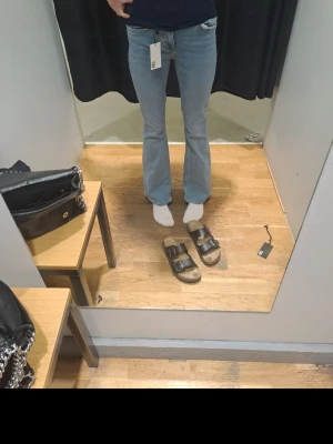 Ljusblå bootcut jeans från lager - Säljer ett par ljusblå bootcut jeans från lager 157. Jeansen har en snygg utsvängd passform nedtill och är i stl xxs short. Säljer då de är för korta för mig. Skriv vid intresse 💗