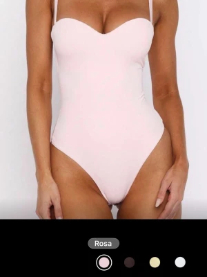Ljusrosa body med axelband - Supersnygg ljusrosa body med tunna axelband och sweetheart-urringning.Materialet känns mjukt och följsamt mot kroppen.