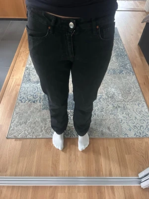Svarta straight jeans low waist - Säljer ett par svarta jeans med låg midja och raka ben. Never Denim från Bik Bok. Midjemått 27 och längd 32. Knappt använda, inget slitage. Passar 175 cm