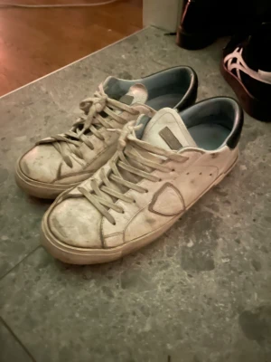 Phillipe model skor  - Säljer ett par Phillipe model skor i okej skick i storlek 42 det ända är lite på insidan av sulan som  är sämre skick annars är de bara att tvätta 