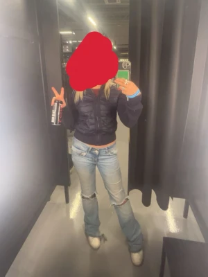 Blå cardianjacka - Marinblå cardianjacka från ginatricot. I storlek 156/164. Perfekt till våren och sommaren