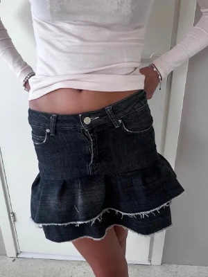 Mörk jeanskjol med volang - Snygg jeanskjol med volang och svart tvätt. Tveka inte på att höra av er för frågor💕💕