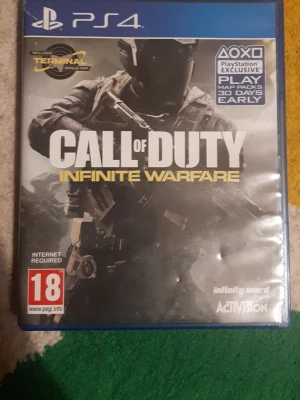 Call of Duty Infinite Warfare PS4 - Call of Duty Infinite Warfare till PlayStation 4 med blå plastfodral. Spelet har futuristiskt militärtema och kräver internetanslutning. PEGI 18. Utvecklat av Infinity Ward och utgivet av Activision. Terminal bonus map ingår.