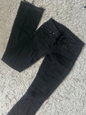 Lågmidjade jeans  - Lågmidjade jeans med bootcut passform. Uppsprättade längst ner!! 