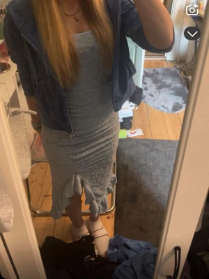 Ljusblå spetsklänning från SHEIN - Supersöt ljusblå klänning från SHEIN i spets med volangdetaljer nertill. Klänningen är figurnära och har en snygg slits framtill. Perfekt för dig som vill ha en feminin och trendig look till sommaren.