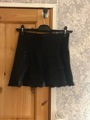 Svart silkekjol i kort modell - Svart silkekjol från lager 157. Mycket bra skick använd fåtal gånger. Hör av vid frågor!💗