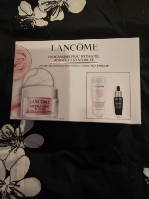 Lancôme hudvårdsset Hydra Zen - Säljer ett exklusivt hudvårdsset från Lancôme med Hydra Zen gel cream, Génifique serum och Lait Galatée Confort rengöring. Perfekt för dig som vill ha återfuktad, lugnad och stärkt hud. Produkterna kommer i snygga vita och rosa förpackningar.