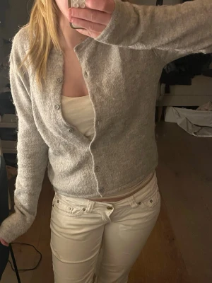 Kofta - Säljer denna superfina kofta från Gina Tricot då jag tyvärr inte använder den längre. I jättefint skick, inga tecken på använding❣️ Skriv bara vid fler frågor!