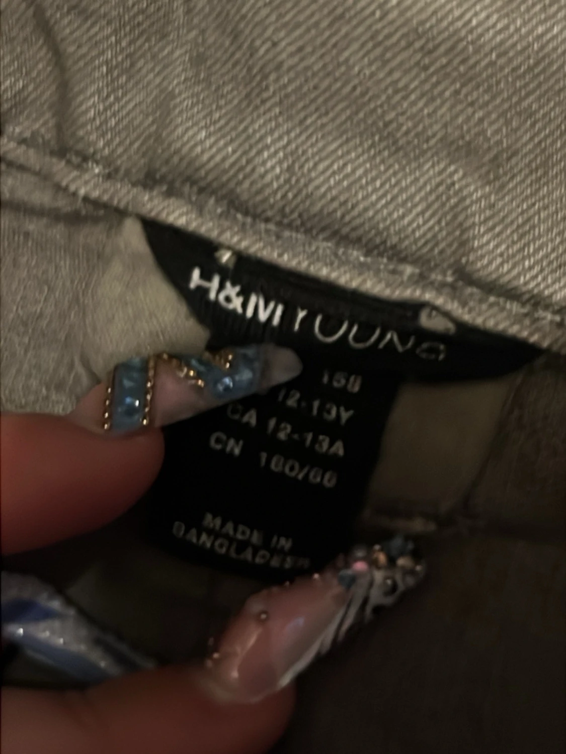 Grå jeans med stora bakfickor - 3