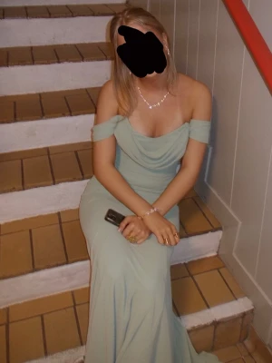 Chiffon Off Shoulder Maxi Dress Balklänning - Säljer min balklänning från Bubbleroom (Goddiva), använd en kväll förra året. Jag är 1,64 m och smal i midjan; klänningen är lite insydd och förkortad nertill (ca 172 cm). Den sitter bra utan extra stöd och passar även mindre byst. Små märken/slitningar längst ner vid klackarna finns, men går bort i tvätt. Perfekt till bal eller fest. Originalpris 1299 kr. Hör av dig om fler bilder önskas.