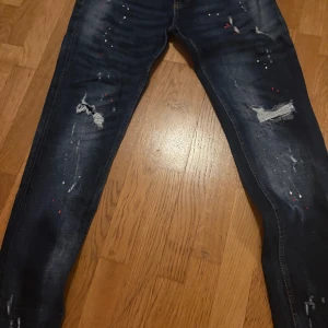 Dsquared2 jeans - Säljer ett par mörkblåa dsquared2 jeans som är i ett mycket bra skick använda ett fåtal gånger. Jeansen är i storlek 48