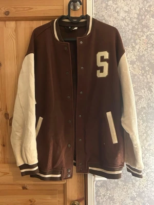 Brun och vit bomberjacka  - Brun och vit bomberjacka från H&M. Mycket bra skick använd fåtal gånger. Hör av vid frågor!💗