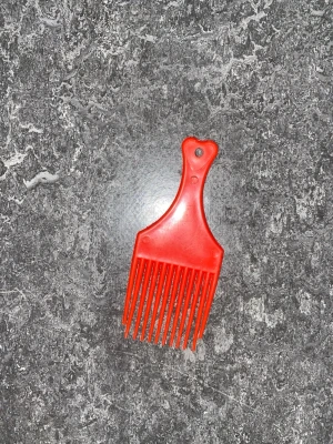 Röd afro kam i plast - Säljer en röd afro kam i plast med breda, tåliga piggar och ett greppvänligt handtag. Perfekt för att reda ut lockigt eller tjockt hår och skapa volym. Enkel och smidig att använda, passar bra i väskan.