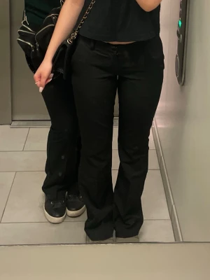 Svarta utsvängda kostymbyxor - Superfina low waist kostymbyxor från BIKBOK. Har bara används 3 gånger, och säljs du för 350 istället för 599