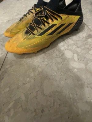 Gula Adidas fotbollsskor med dobbar - Sällsynta f50 Messi edition tvättar innan jag skickar🙌