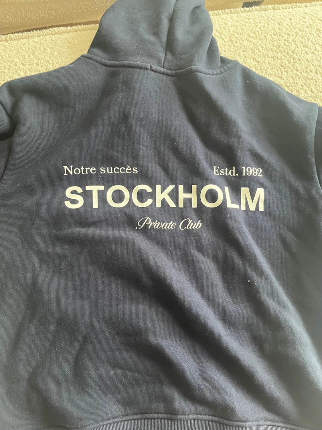 Mörkblå hoodie Stockholm tryck - 1
