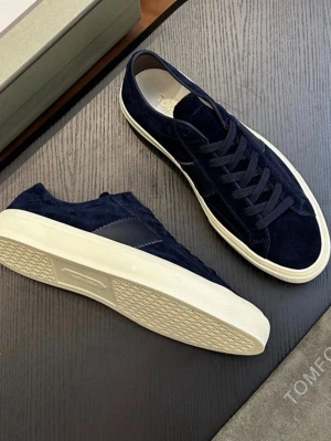 Mörkblå sneakers från Tom Ford - Stilrena mörkblå sneakers från Tom Ford i mocka med vita gummisulor. Klassisk låg modell med tonade skosnören och diskreta sömdetaljer. Perfekta för dig som gillar en clean och lyxig look.      42 men passar 43. Box och dustbag tillkommer.