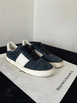 Valentino flycrew  - Säljer dessa riktigt snygga och populära Valentino flycrew skor. De är i mörkblå och i storlek 40. De är i bra skick och alla nitar finns. Hör av dig om du har några funderingar 🙌