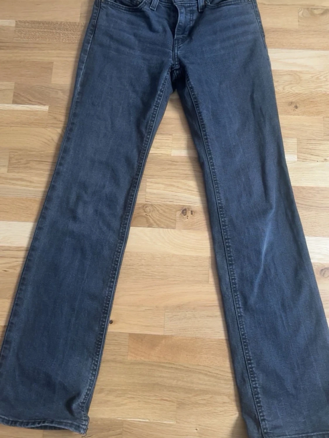 Grå bootcut jeans från Levi's