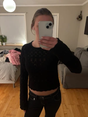 Svart stickad croppad tröja - Säkjer min svarta tröja från vero Moda i storlek S, skulle vilja säga att den är mer som en xs men det beror såklart hur man vill att den sitter. Mer grov stickad, lite större hål. Knappt använd 