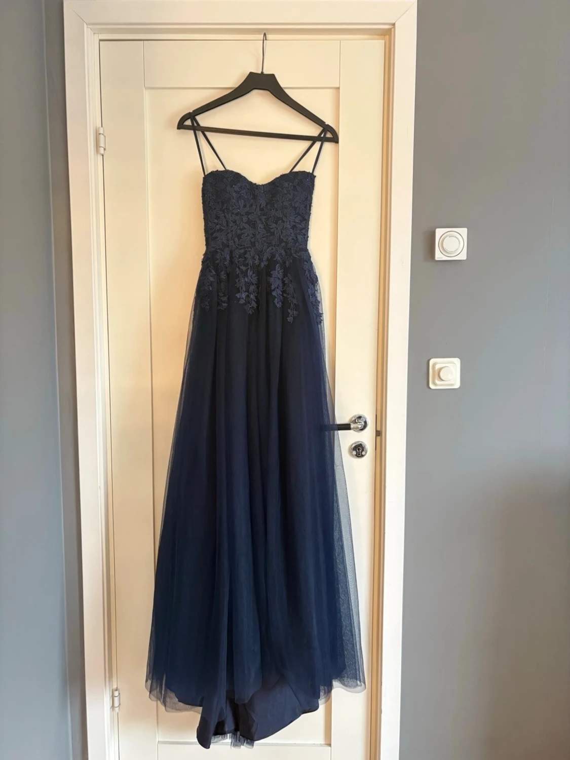 Marinblå långklänning med spetsdetaljer