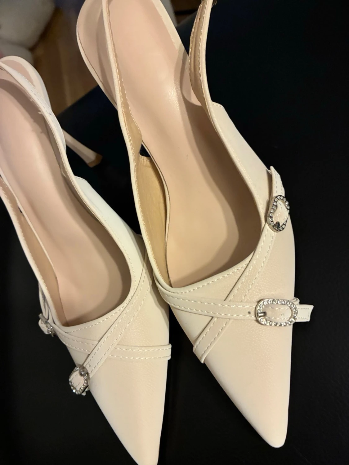 Beige pumps med smala remmar - 4
