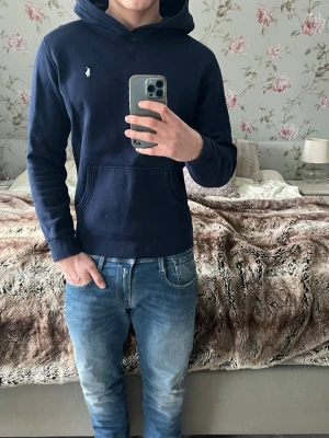 Polo Ralph lauren hoodie - Fet Ralph Lauren hoodie⭐️Skick 10/10. Barnstorlek Xl/170cm🙌 Modellen är 175cm🤩använd max 10 gånger⭐️. Färg marinblå🔵 Tvek inte att ställa frågor🤝