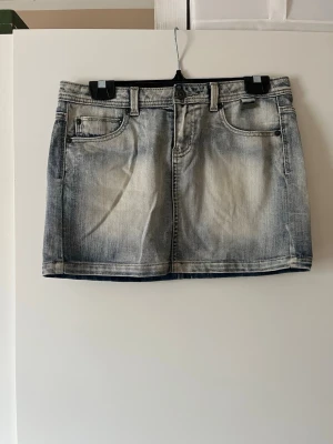 Kort söt jeanskjol  - Jätte snygg minikjol i super fint skick! 